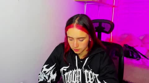 Snapshot of emily_lindey chatting on December 2025 03:11:01 AM emily_lindey online show from December 2025 03:11:01 AM