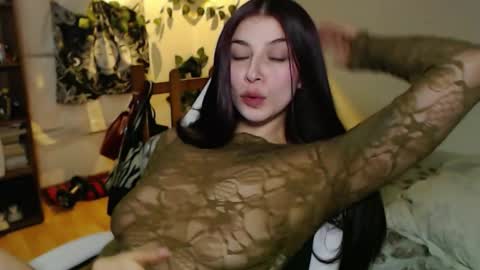 Snapshot of emily_mckey chatting on October 2025 11:02:01 PM Emily online show from October 2025 11:02:01 PM