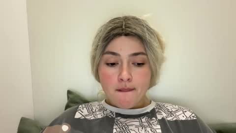 emily_morning_dew online show from October 2025 08:32:01 PM