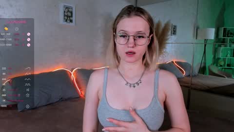 Snapshot of emilyhewell chatting on February 2025 01:34:01 AM Emi online show from February 2025 01:34:01 AM