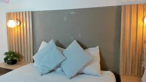 E M M A online show from October 2025 02:20:02 AM