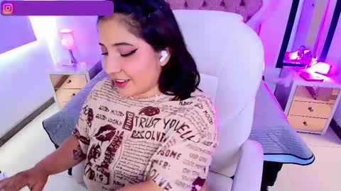 Emma Monserratt online show from October 2025 07:45:01 PM