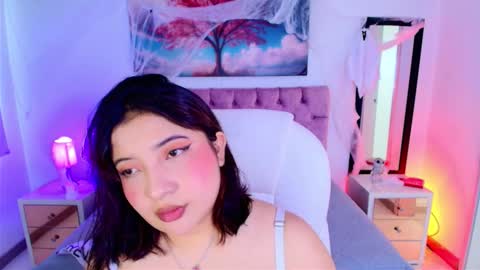 Emma Monserratt online show from October 2025 06:19:02 PM