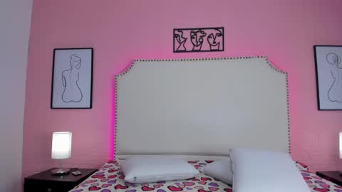 Snapshot of emma_whitee_ chatting on October 2025 01:11:01 PM emma_whitee_ online show from October 2025 01:11:01 PM