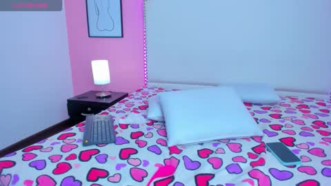 Snapshot of emma_whitee_ chatting on November 2025 01:33:02 PM emma_whitee_ online show from November 2025 01:33:02 PM