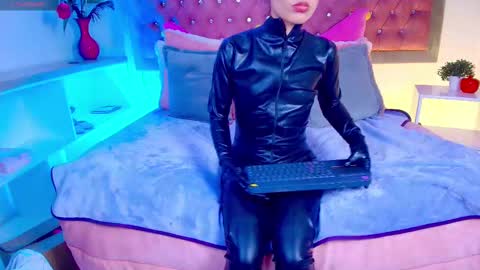 Snapshot of emma_wilder chatting on November 2025 08:30:01 PM neko online show from November 2025 08:30:01 PM