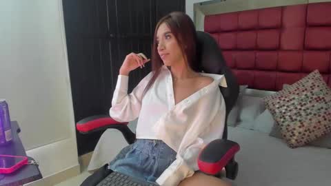 Snapshot of emmacarther chatting on October 2025 06:19:02 PM Emma online show from October 2025 06:19:02 PM