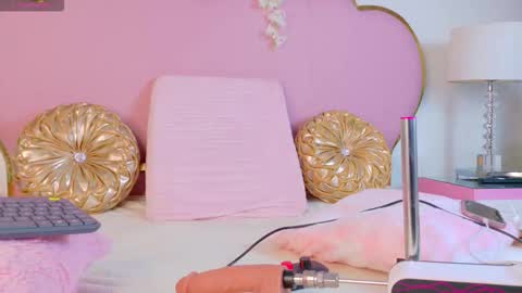 Snapshot of emmacrush chatting on October 2025 10:39:02 PM Welcome Im yosein Your love is my passion activate it with your tips and enjoy with me online show from October 2025 10:39:02 PM