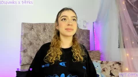 Snapshot of emmaforeveru chatting on December 2025 10:04:02 PM Emms Drive me crazy with your love online show from December 2025 10:04:02 PM