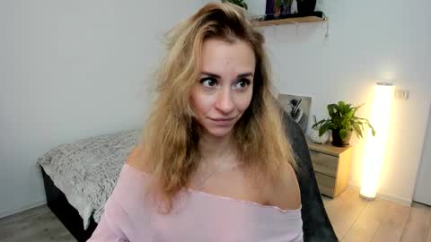 Snapshot of emmagracee chatting on November 2025 07:58:01 AM Emma online show from November 2025 07:58:01 AM