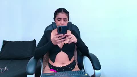 Emmie online show from October 2025 09:27:01 PM