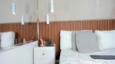 Emmy Lander online show from November 2025 07:36:02 PM