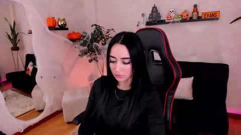 Emmy Evans  online show from October 2025 07:36:01 PM