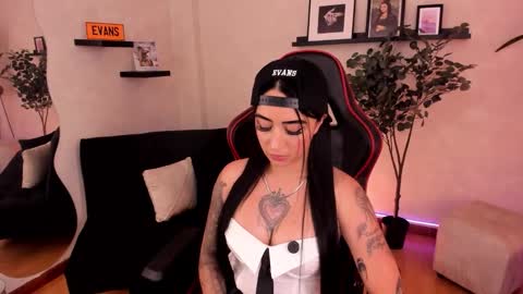 Emmy Evans  online show from November 2025 07:46:02 PM