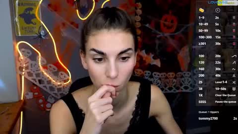 Snapshot of emmygreans chatting on November 2025 12:39:02 PM Emmy online show from November 2025 12:39:02 PM