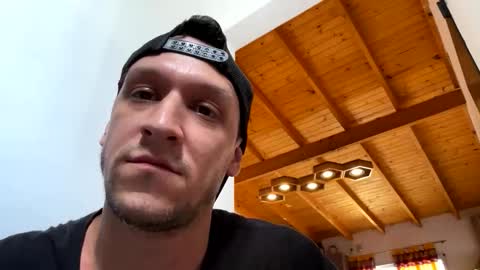 EMO online show from November 2025 01:12:02 PM