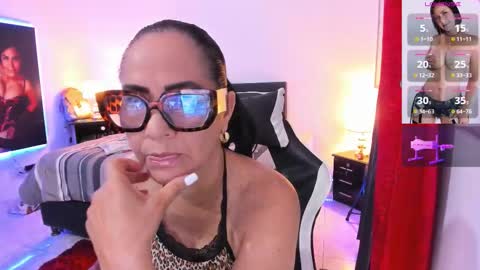 Snapshot of emperatrizmilf chatting on November 2025 07:31:01 AM Emperatriz online show from November 2025 07:31:01 AM