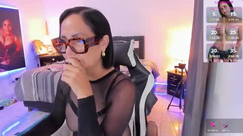 Snapshot of emperatrizmilf chatting on November 2025 06:35:02 AM Emperatriz online show from November 2025 06:35:02 AM