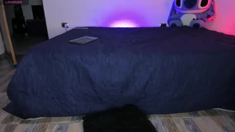 Snapshot of emy_xdy chatting on October 2025 09:29:02 AM Im Emily would you like to help me reach 100 online show from October 2025 09:29:02 AM