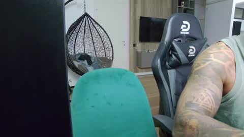 Erik online show from December 2024 09:50:01 PM