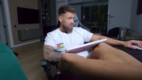 Erik online show from December 2024 07:11:02 PM