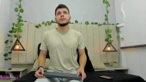 Snapshot of enzo_rivas chatting on November 2025 02:40:02 PM ENZO online show from November 2025 02:40:02 PM