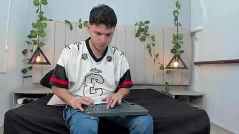 Snapshot of enzo_rivas chatting on November 2025 02:40:02 PM ENZO online show from November 2025 02:40:02 PM