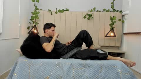 Snapshot of enzo_rivas chatting on December 2025 02:45:02 PM ENZO online show from December 2025 02:45:02 PM