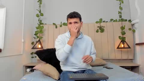 Snapshot of enzo_rivas chatting on December 2025 02:36:02 PM ENZO online show from December 2025 02:36:02 PM