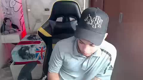 eskayler_ online show from September 2025 12:59:02 PM