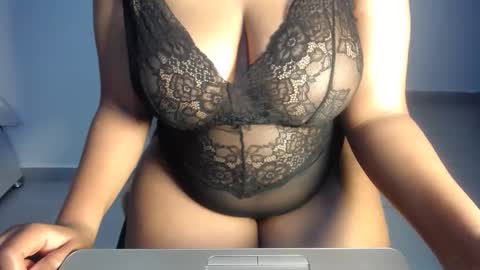 Esme online show from September 2025 12:17:01 PM
