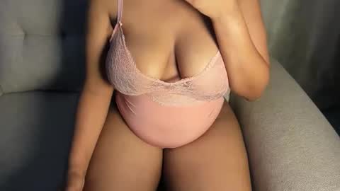 Snapshot of esmeray_ chatting on November 2025 10:19:01 PM Esme online show from November 2025 10:19:01 PM