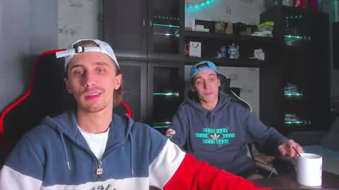 Snapshot of esthetics_boys chatting on November 2025 09:39:02 PM LOUIS online show from November 2025 09:39:02 PM