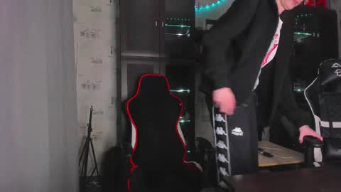 Snapshot of esthetics_boys chatting on November 2025 07:12:02 PM LOUIS online show from November 2025 07:12:02 PM