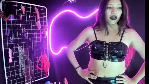 Cloe and Megan online show from November 2025 07:58:01 PM