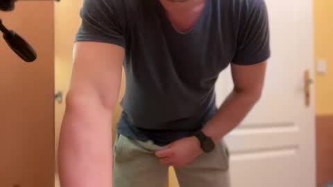 Snapshot of etat_on chatting on November 2025 06:04:02 PM Tom online show from November 2025 06:04:02 PM