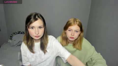 Snapshot of eumomino chatting on October 2025 02:27:01 PM Veronica Tiia Lilith left to right online show from October 2025 02:27:01 PM