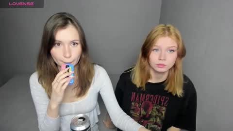 Snapshot of eumomino chatting on October 2025 02:06:02 PM Veronica Tiia Lilith left to right online show from October 2025 02:06:02 PM