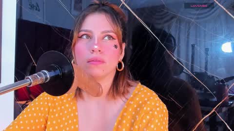 Snapshot of evelin_belen chatting on October 2025 12:15:01 PM EVELIN online show from October 2025 12:15:01 PM