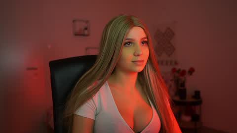 evelyncage_ online show from December 2024 06:59:02 PM