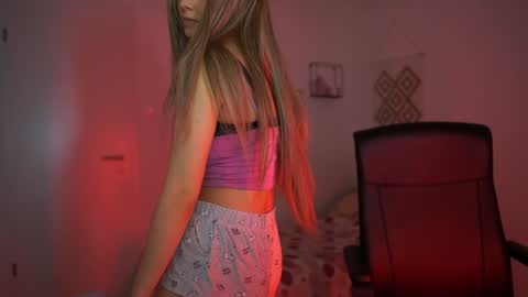 evelyncage_ online show from December 2024 07:30:02 PM