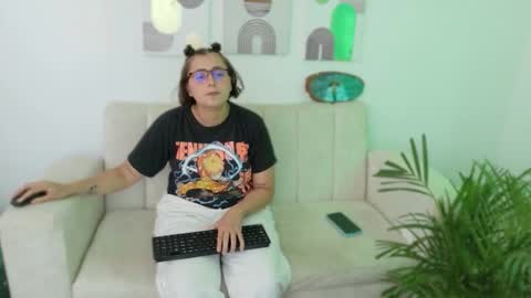 Feelena online show from October 2025 09:56:01 PM