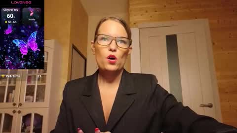 Snapshot of findom_lady_shine chatting on October 2025 12:53:02 AM Lady online show from October 2025 12:53:02 AM