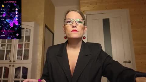 Snapshot of findom_lady_shine chatting on October 2025 10:32:02 PM Lady online show from October 2025 10:32:02 PM