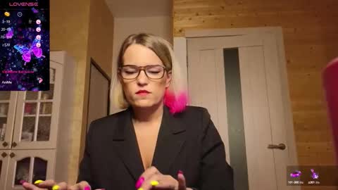 Snapshot of findom_lady_shine chatting on October 2025 01:09:01 AM Lady online show from October 2025 01:09:01 AM