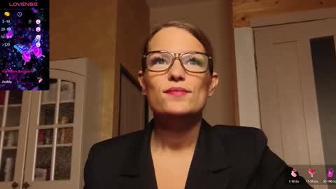 Snapshot of findom_lady_shine chatting on October 2025 04:04:02 AM Lady online show from October 2025 04:04:02 AM