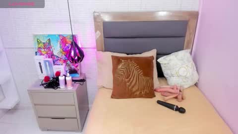   FLEUR   online show from October 2025 07:27:01 PM