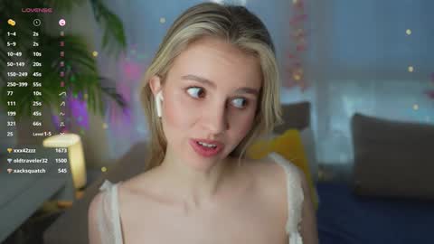 Snapshot of fluffy_angel chatting on January 2025 10:55:02 AM Adeline online show from January 2025 10:55:02 AM