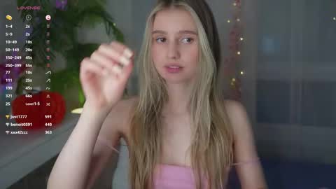 Snapshot of fluffy_angel chatting on February 2025 02:43:01 PM Adeline online show from February 2025 02:43:01 PM