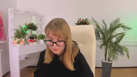 Sophia online show from October 2025 06:16:02 AM